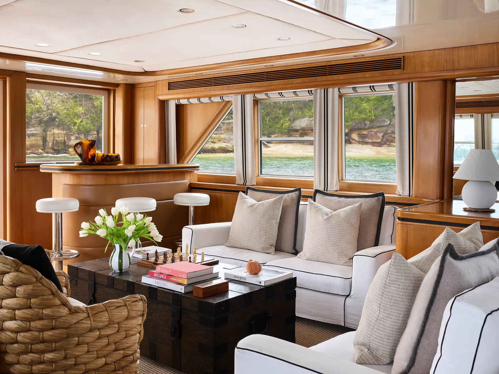 M/Y Sea Raes, main salon