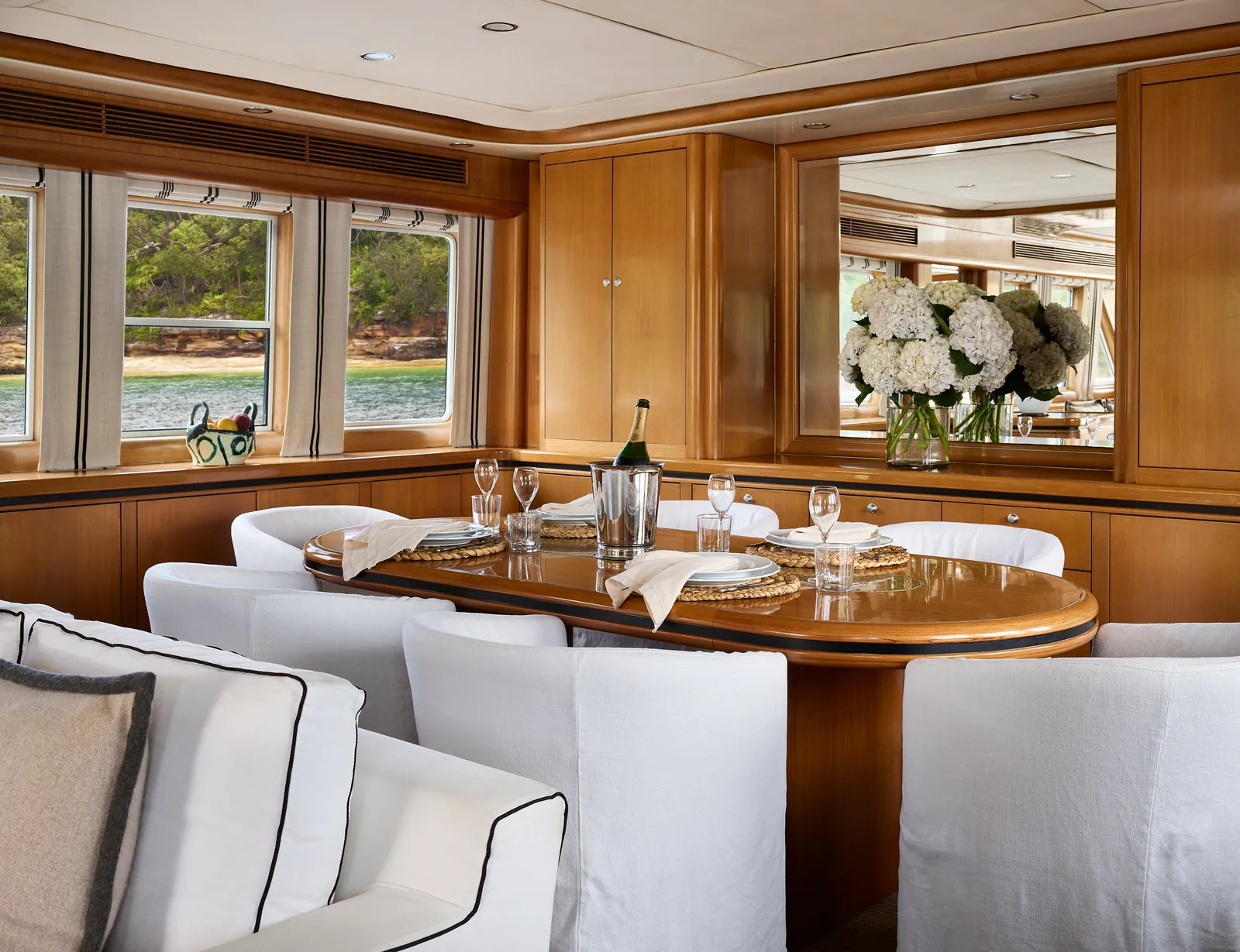 M/Y Sea Raes, dining table