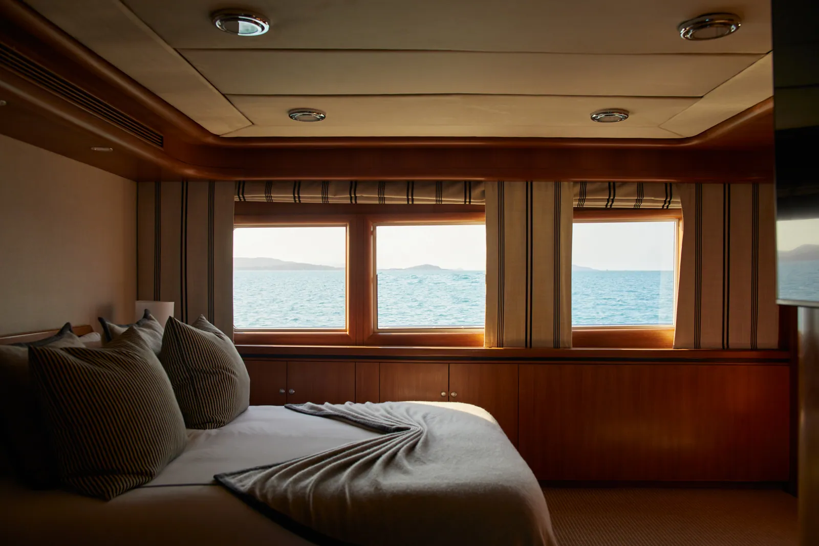 M/Y Sea Raes, master cabin