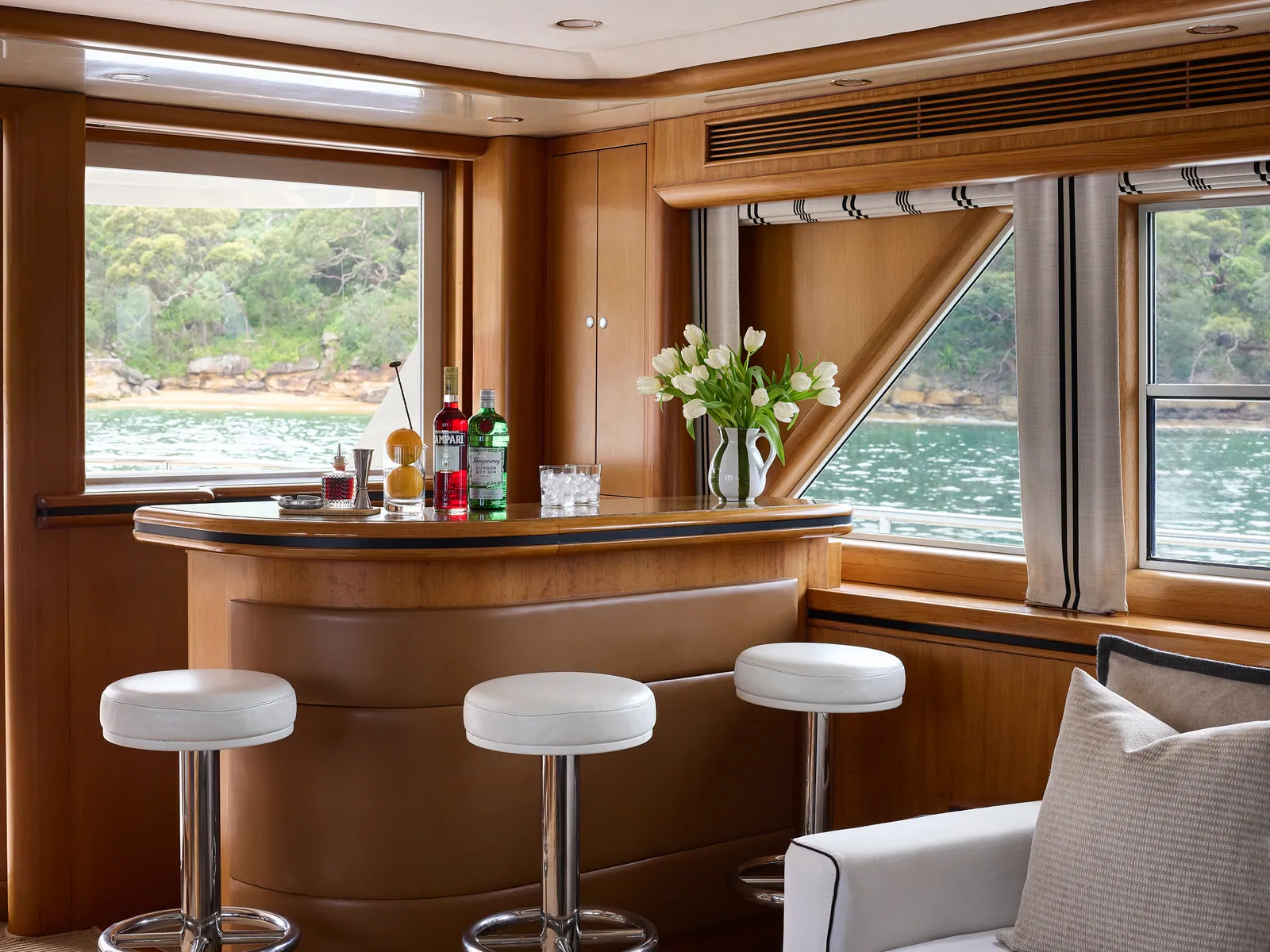 M/Y Sea Raes, the bar