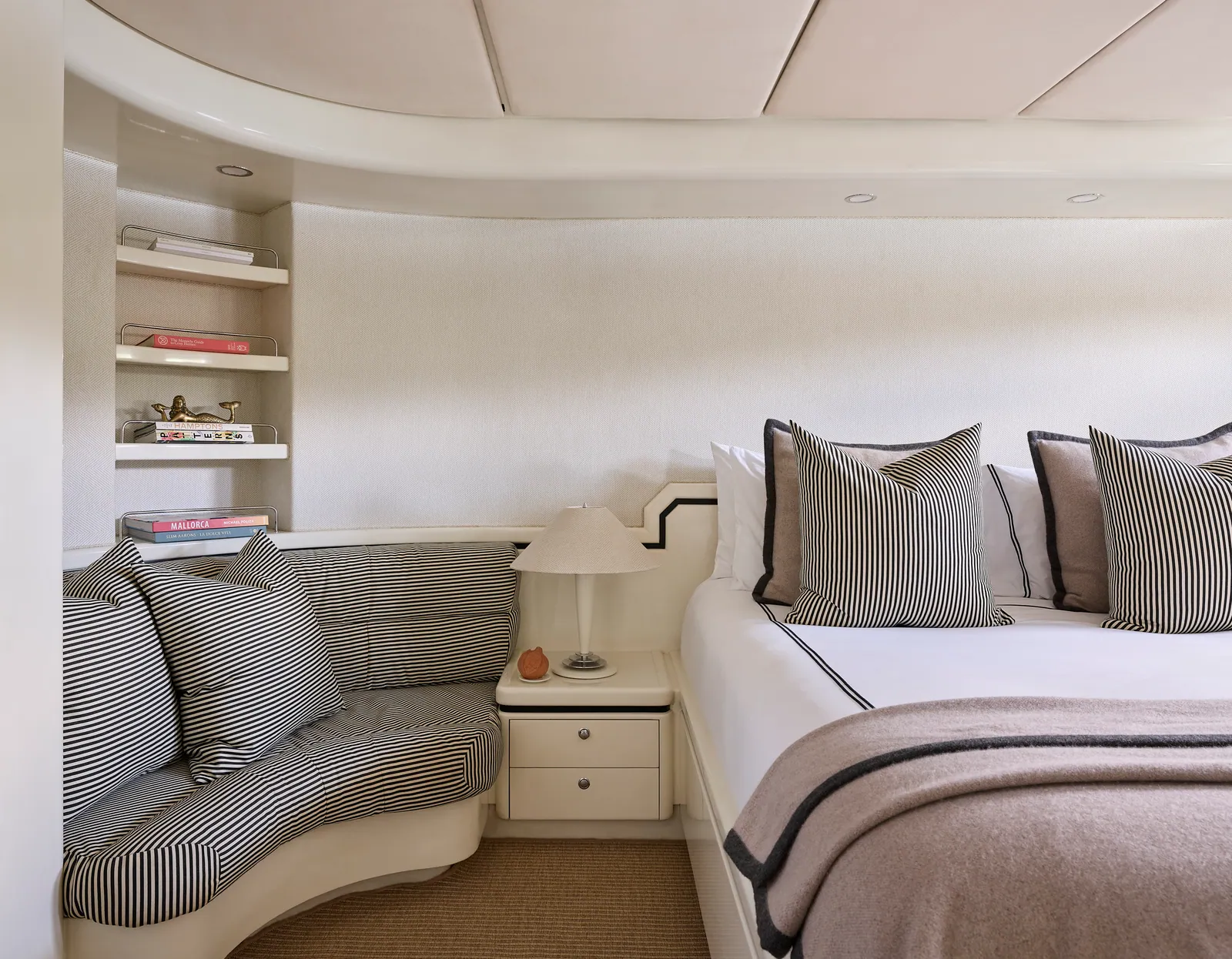 M/Y Sea Raes, guest cabin with day sofa