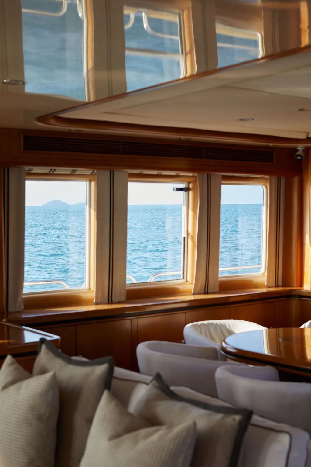M/Y Sea Raes, cabin windows on the water