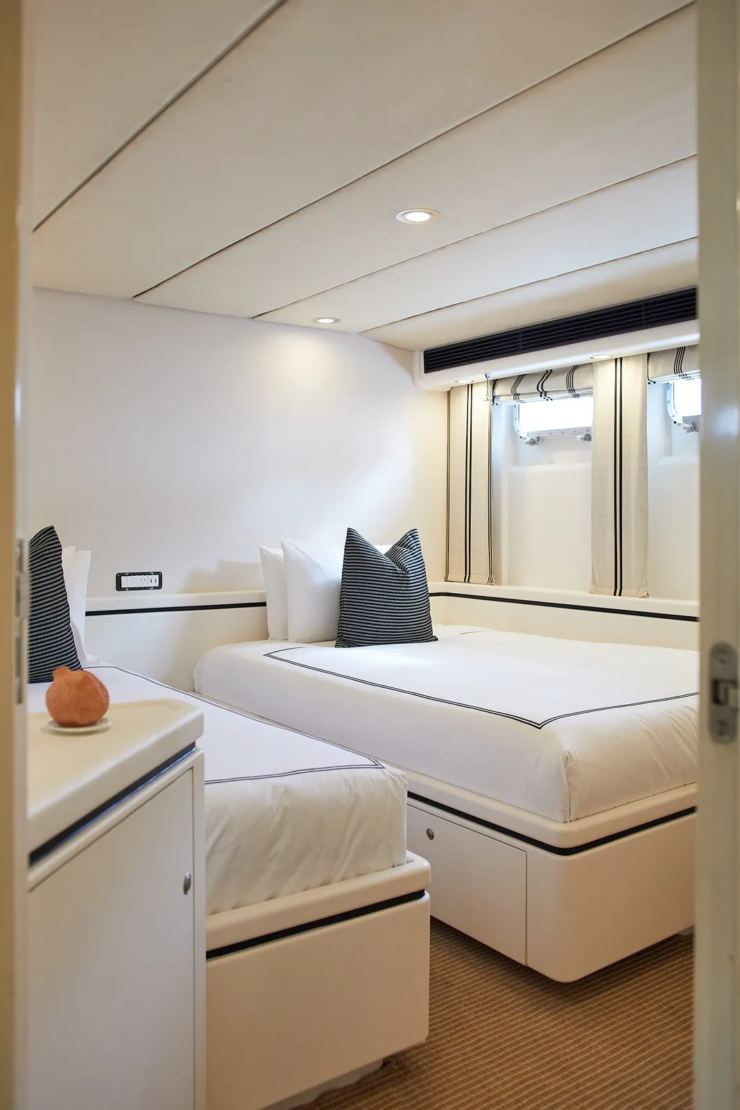 M/Y Sea Raes, guest cabin, detail