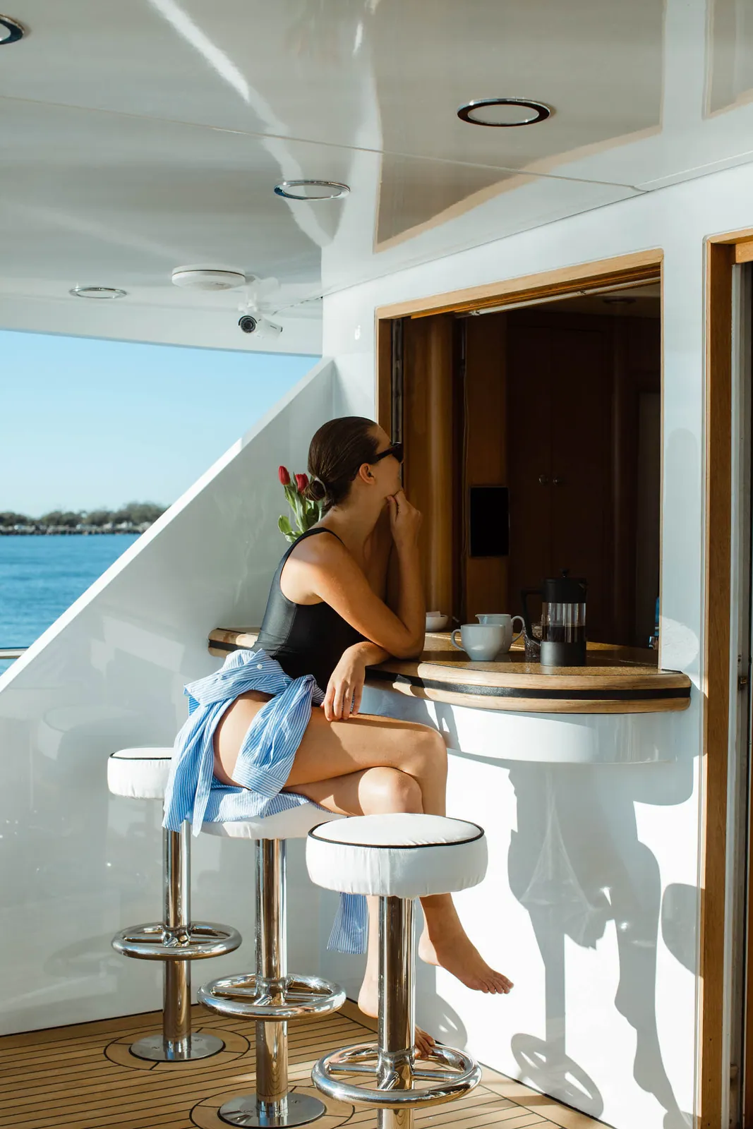 M/Y Sea Raes, a guest at the bar